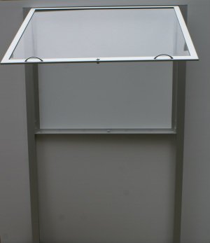 One-wing single-sided display case H40 with struts - 18 x A4 - 2