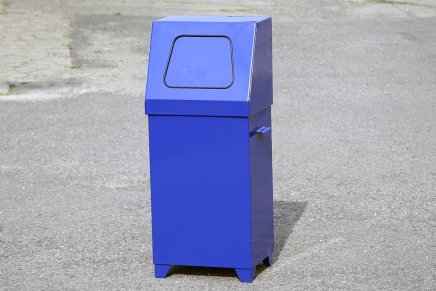 Outdoor trash can with flap 1023